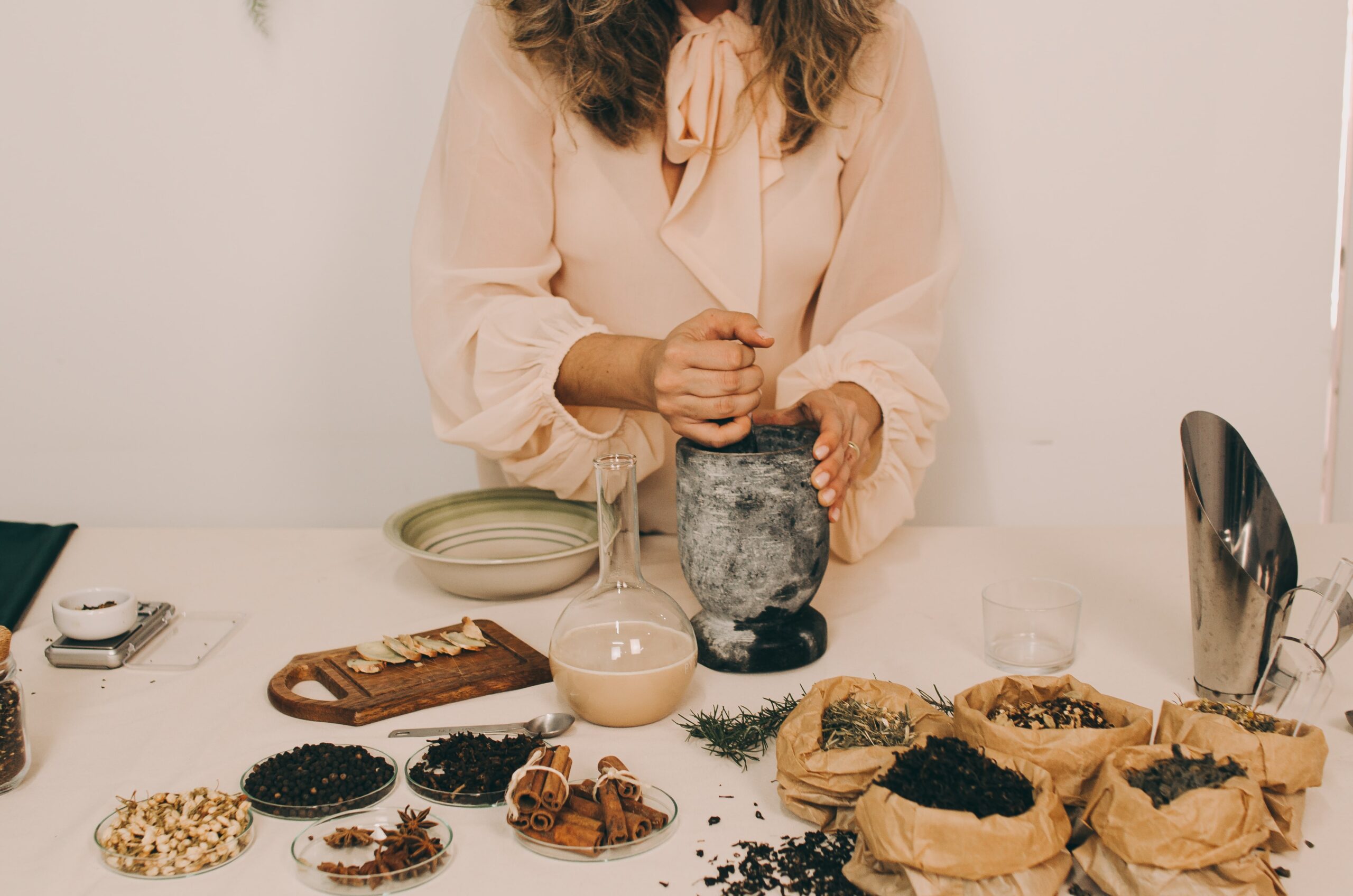 Danielle, fundadora da Kãfa, preparando os insumos para criar um blend.