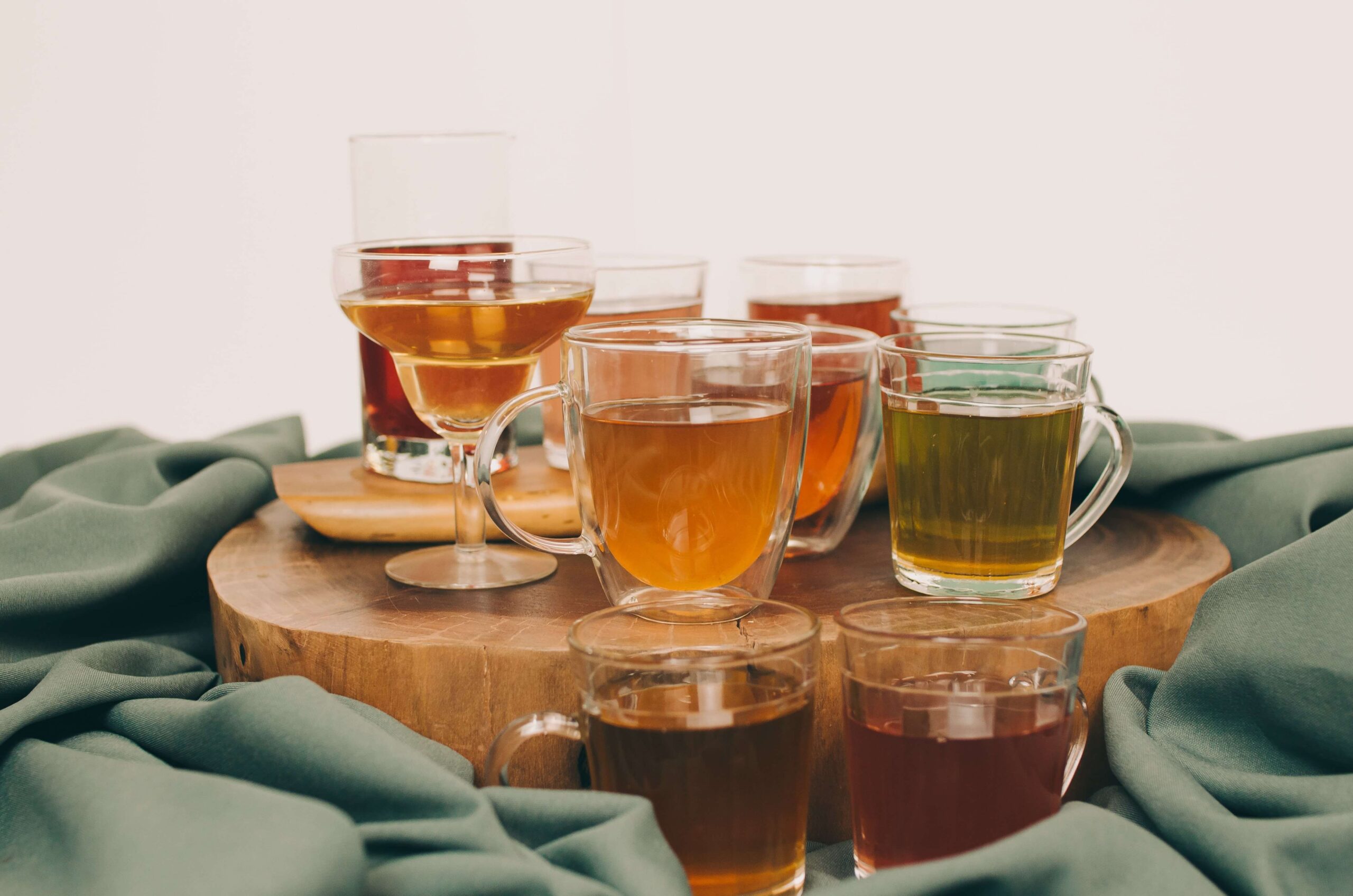 Diferentes blends de chás da Kãfa servidos em uma peça de madeira.