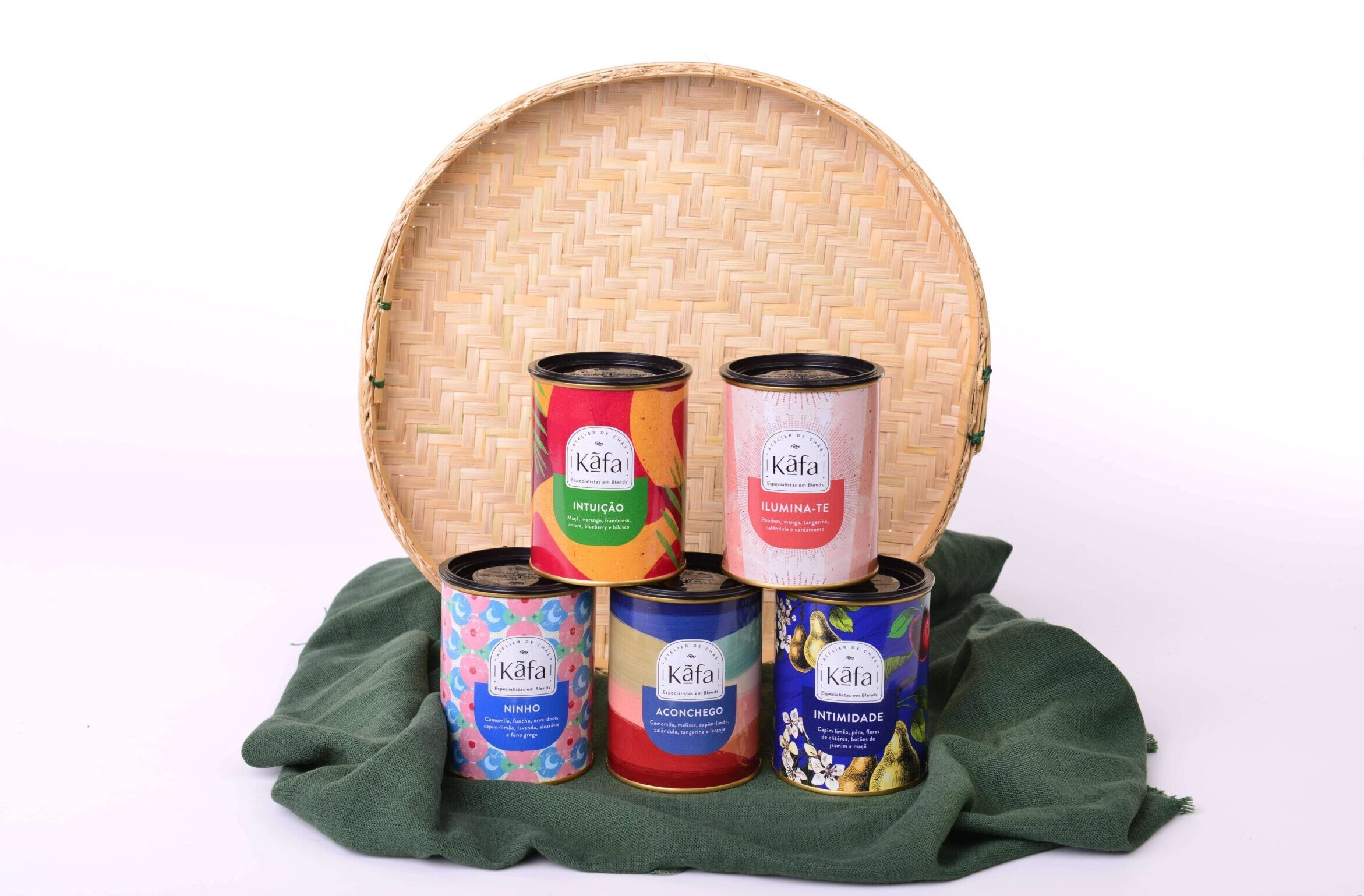 Latas de chás da Kãfa posicionadas em frente a uma rede de palha trançada.