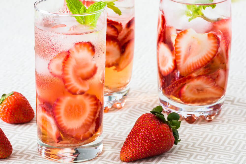 Copos de vidro com água saborizada de morango.